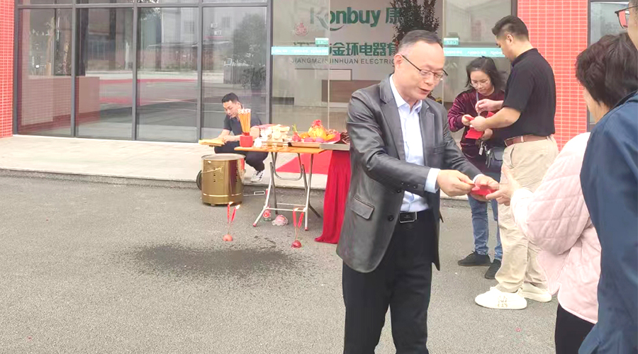 開工好兆頭！金環(huán)電器為全體員工發(fā)放紅包福利！