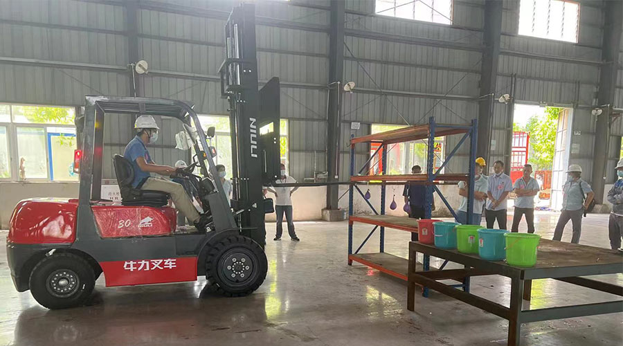 比技能 展風(fēng)采！金環(huán)電器參與鶴城鎮(zhèn)第二屆企業(yè)職工叉車(chē)技能競(jìng)賽