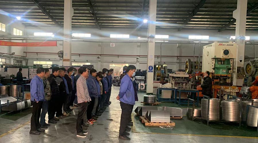 意氣奮發(fā)！金環(huán)電器沖壓車間組織人員開(kāi)展例行早會(huì)